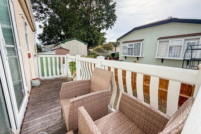 7, The Spinney, Sacketts Grove, Clacton-on-sea photo 4