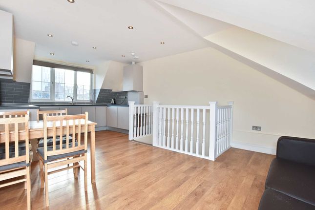 Top Floor Flat, Caledonian Road, London photo 4