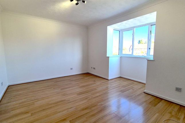 Flat 100, Malaig CoURT, Cromarty Road, Edgware photo 3