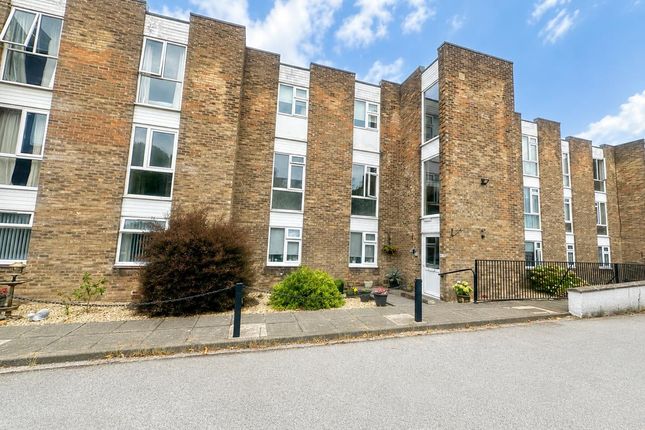 43, Courtlands, Park Road, BARRY photo 3