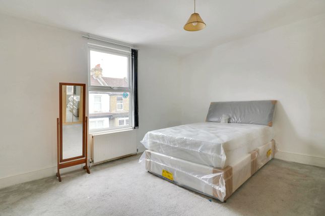 Room to rent in Room 3, Mead Road, Edgware