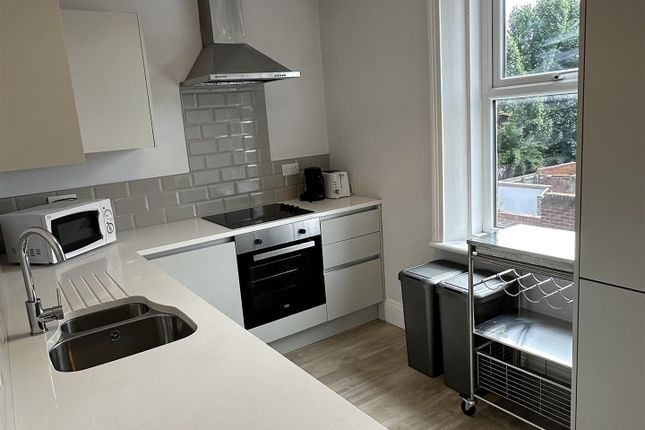 2-bed house on Manor House Road, Newcastle Upon Tyne, £1,465/mo