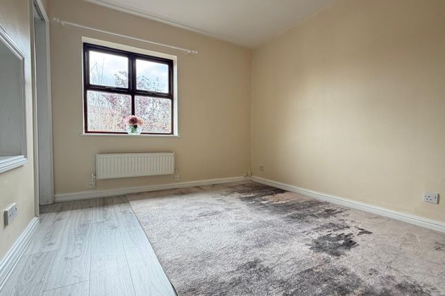 23, Luton photo 5