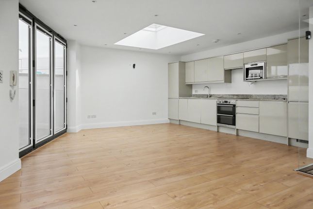 1a The Lodge, Upper Tooting Park, London photo 3