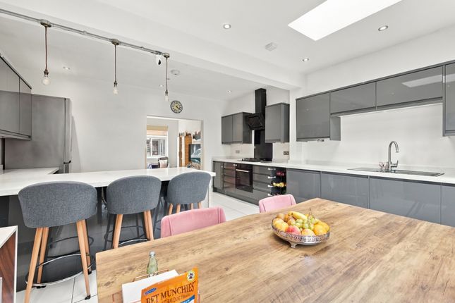 15 Tiller Road, London photo 4