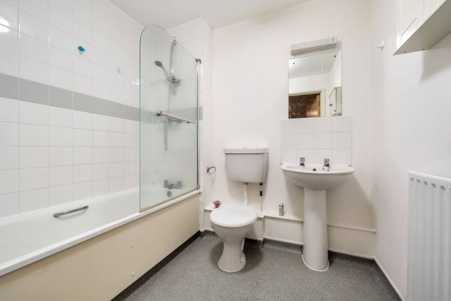 Flat for sale in Pellow Close, Barnet