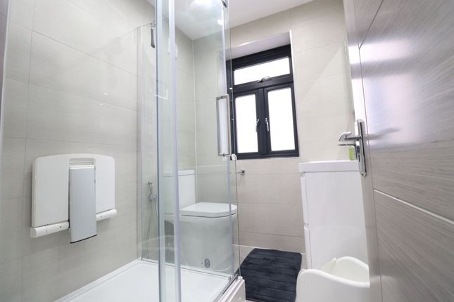 Thumbnail Shared accommodation to rent in Broadlands Close, London