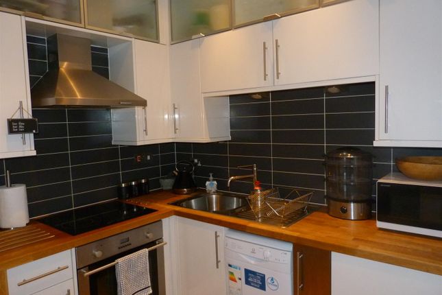 Thumbnail Flat to rent in High Street, Cardiff