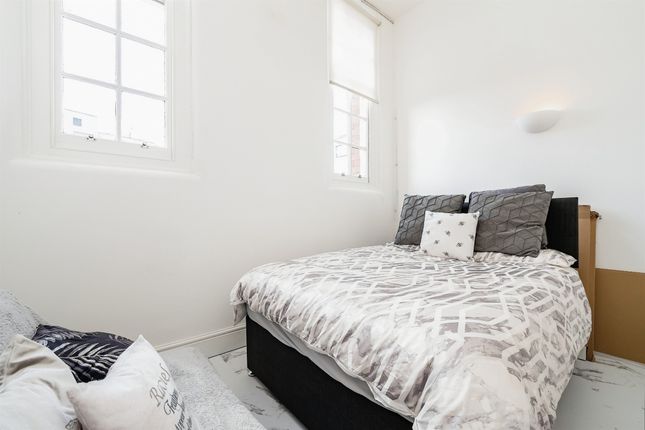 Flat for sale in Lowgate, Hull