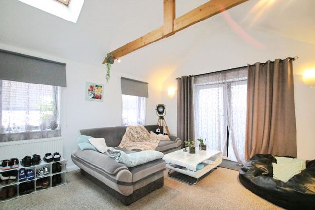 The Barn Loft, Flat 2, Sussex Road, South Croydon photo 3
