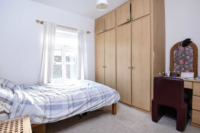 Flat to rent in Sternhold Avenue, London