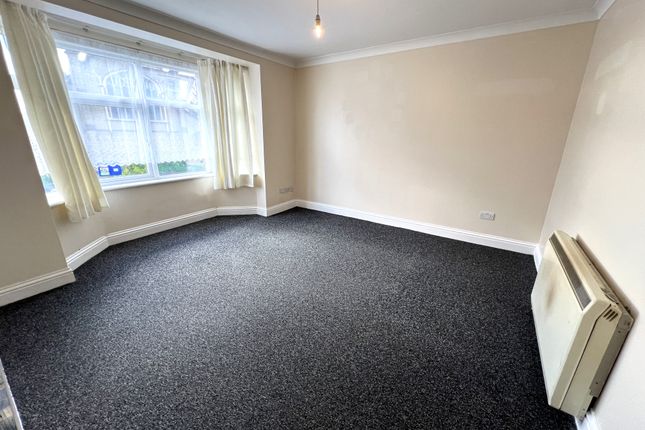 Flat to rent in Aldborough Road South, Ilford
