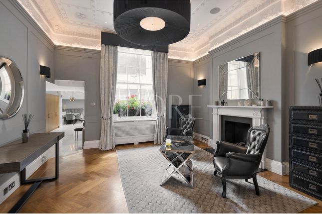 Duplex for sale in Eaton Place, London