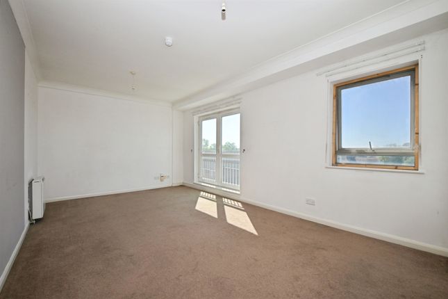 10, Ravenscroft, Broxbourne photo 2