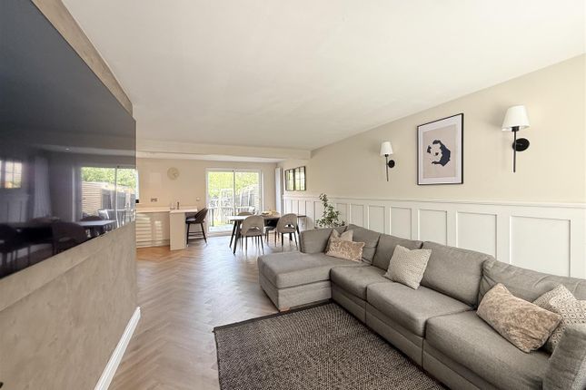8, Arnfield Court, Stalybridge photo 2