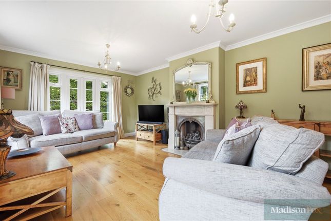 121, Theydon Grove, Essex photo 4