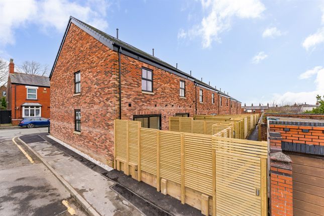 Mews house to rent in Pownall Street, Macclesfield