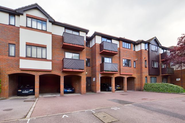1 bed flat for sale in London Road, Loudwater, High Wycombe HP10