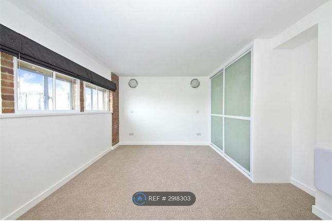 Flat, Tom Coombs Close, London photo 4