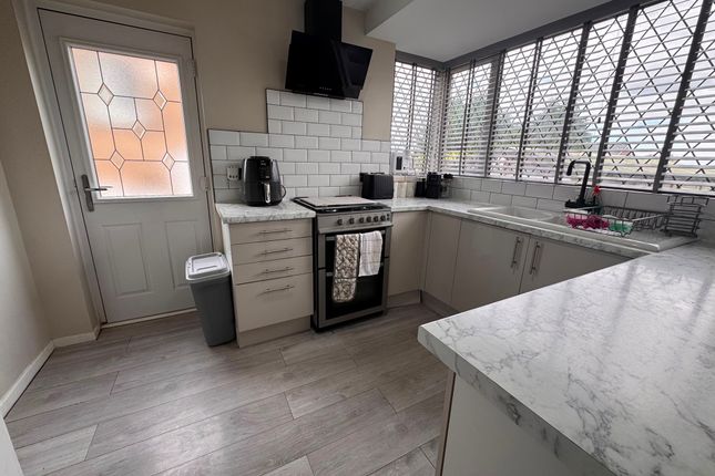 32, Denbrook Walk, Bradford photo 4