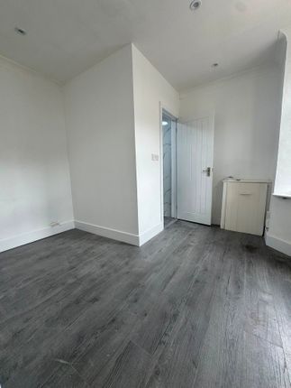 112, Cranleigh Road, Feltham photo 3
