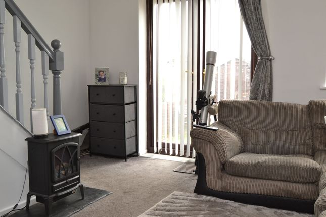 4 Amblers Croft, Thackley photo 4