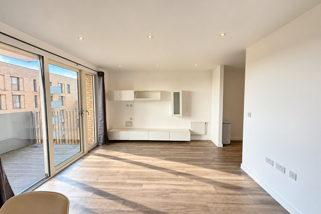 Moorhen Drive, London photo 2