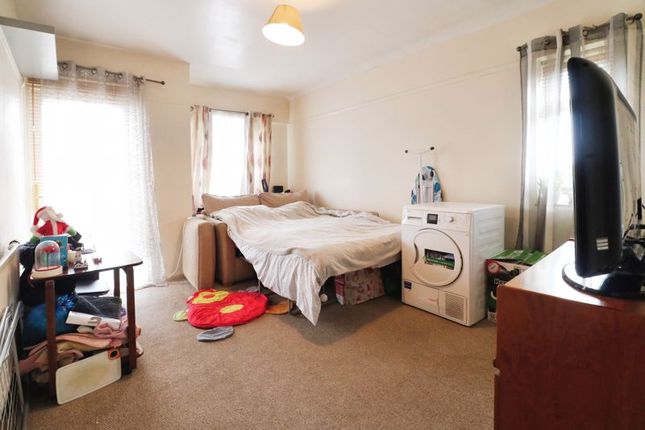 30, Fox Road, Slough photo 3