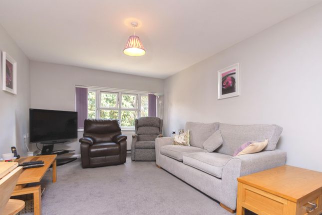 Flat for sale in Croydon Road, Caterham