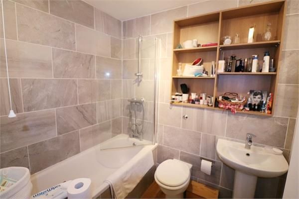 6, Oliver Court, ISLEWORTH photo 4
