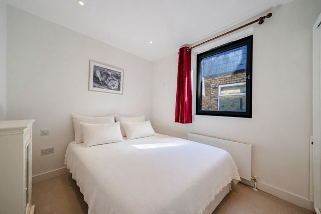 Flat B, 175, Replingham Road, London photo 3