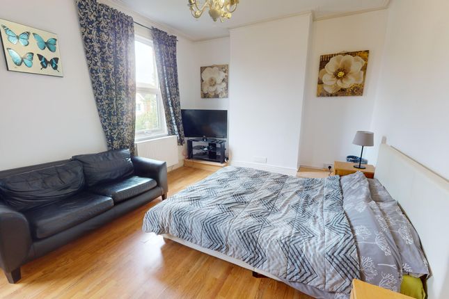 Room to rent in Beatrice Avenue, London