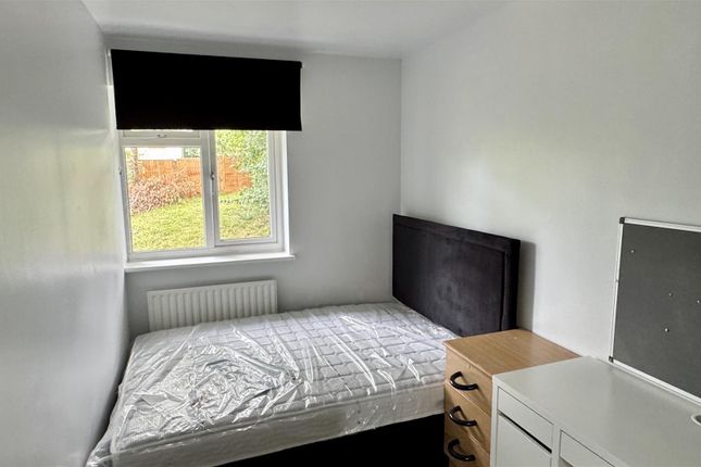 Room 5, 184, Guildford Park Avenue, Guildford photo 4