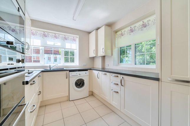 15, The Pantiles, Bushey photo 4