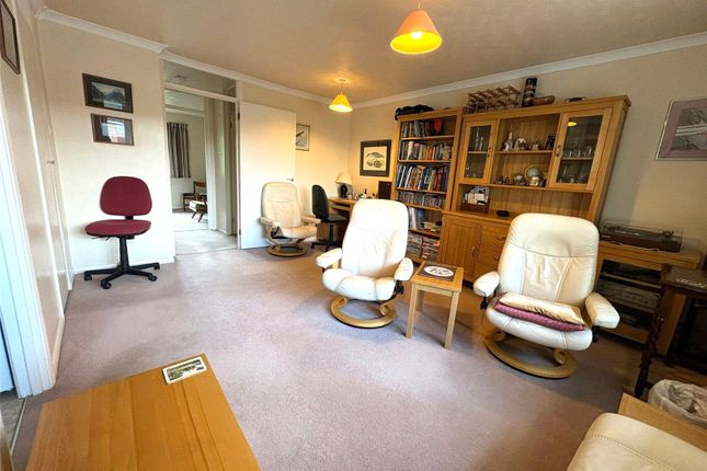 27, Ellison Way, Farnham photo 2