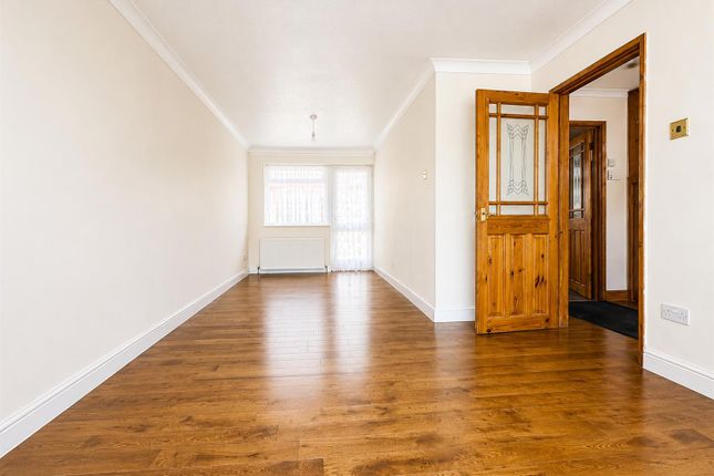 20, Griffin Close, Slough photo 3