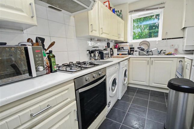3 Mulberry Court, Gilliat Drive, Guildford photo 4
