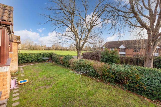 27, Troutbeck Close, Slough photo 3