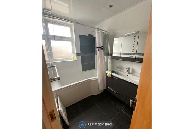 Room to rent in Campbell Avenue, Ilford