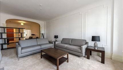 Flat to rent in Park Road, London