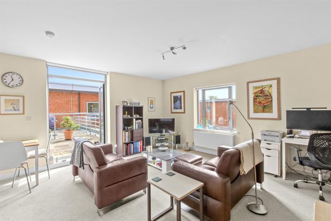 27, Pallatia Court, High Wycombe photo 2