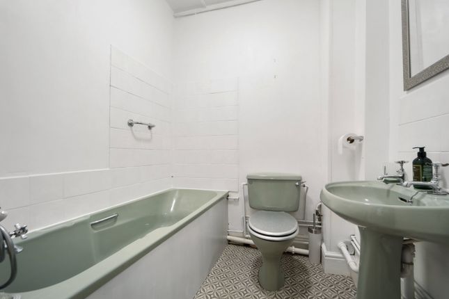 Willowbank, 1,Flat 2, School Lane, Worcester photo 4