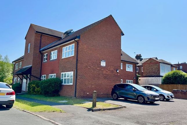 Thumbnail Flat for sale in Woodfield Close, Ashtead