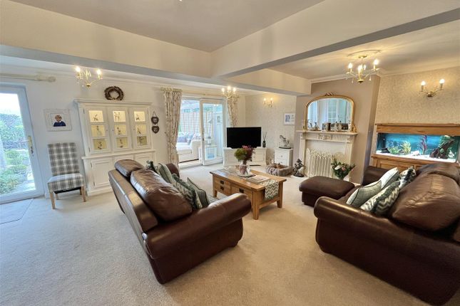29, Long Lane, Glossop photo 4