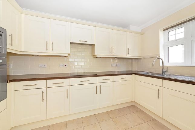 Flat 10, Cedar House, 93 Reigate Hill, Reigate photo 4