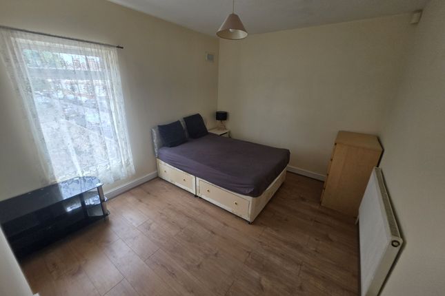17, Wolsey Avenue, East Ham South photo 4