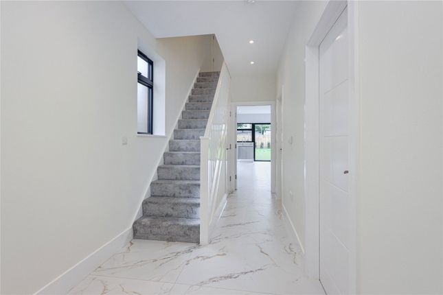 18a, Whitehouse Avenue, Hertfordshire photo 4