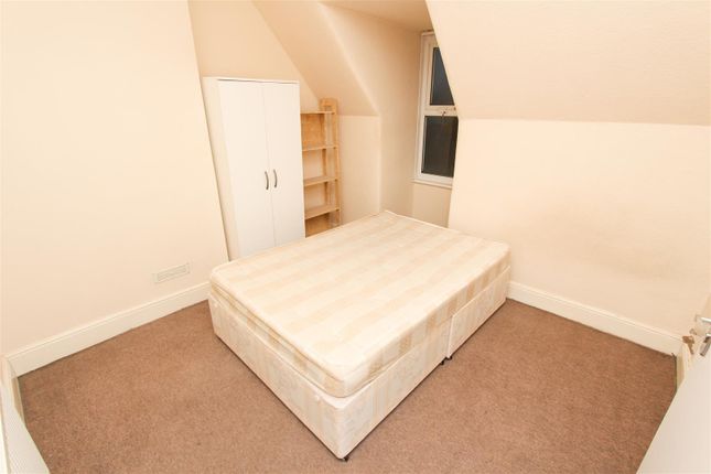 Room to rent in Twyford Avenue, London