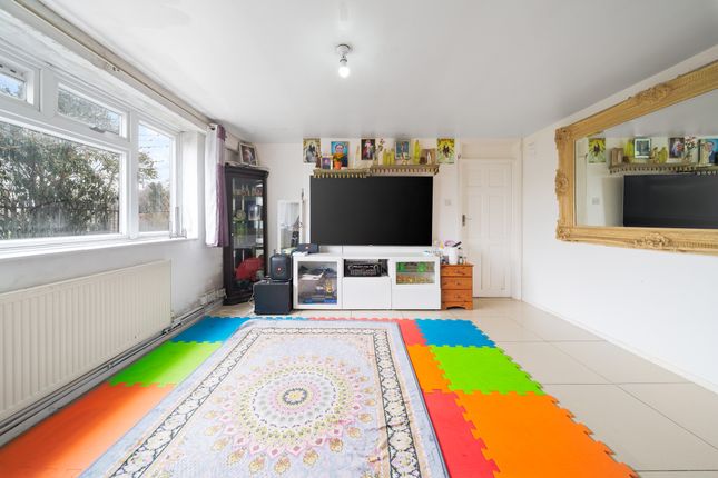 98, Oxford Way, Feltham photo 4