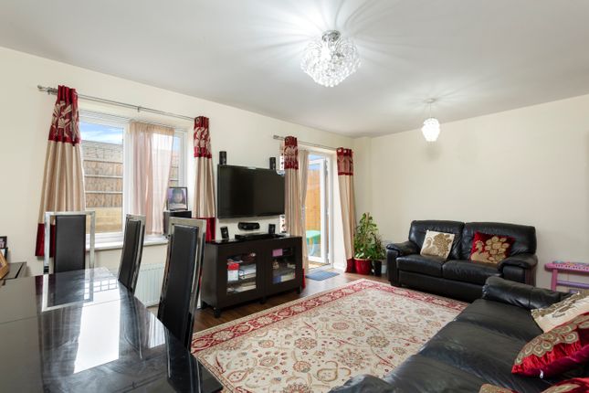 118, Regna Close, Rainham photo 3